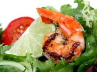 Creveti marinati la gratar pe pat de salata verde si ruccola